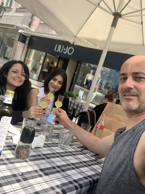 Chupito de limoncello con @holymachiavelli &amp; @frapalma #Prague https://t.co/NJV7OQ0R3d<a class="tags" href="/tag/holymachiavelli">@holymachiavelli</a><a class="tags" target="_blank" title="On Twitter" href="/?out=eyJ0eXAiOiJKV1QiLCJhbGciOiJIUzUxMiJ9.eyJpYXQiOjE3MjY0NzcwNDQsImlzcyI6InR3cG9ybnN0YXJzLmNvbSIsIm5iZiI6MTcyNjQ3NzA0NCwiZXhwIjoxNzU4MDEzMDQ0LCJyZWRpcmVjdF91cmwiOiJodHRwczovL3R3aXR0ZXIuY29tL2ZyYXBhbG1hIn0.JSPl6wVuzzVlt8_IWtf2PclX5XuypT62SZVtDYprFRkzvazmJRV4van4KVBQTMD3mBNNmE9sw2xu17ANVuFr0w">@frapalma</a><a href="/tag/prague"class="tags"><span>#prague</span></a>