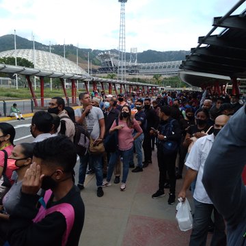 Punto_deCorte's tweet photo. #PDCReporta #22Jul| Así está #LaRinconada. Usuarios pasan más de una hora y media, esperando camionetas para #Chacaíto y #LaHoyada.
La falta de combustible, cola en la Valle-Coche, el Metro trabajando hasta la Bandera y pocas unidades, generan el caos
Vía: @nurecontreras https://t.co/MOBFORDTvW