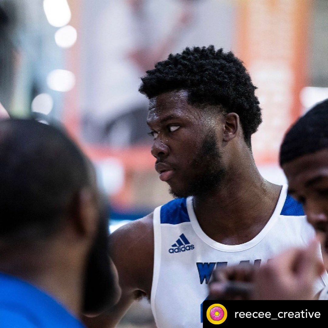 UStarsse's tweet photo. #TBT Posted @withregram • @CreativeReecee The #Future looks bright!
•
•
#3SSB @adidas3SSB
•
•
#Thankful #CreativeRebel #Family #3StripeLife #adidas #Basketball #TheFuture https://t.co/QhOMYRHlOu