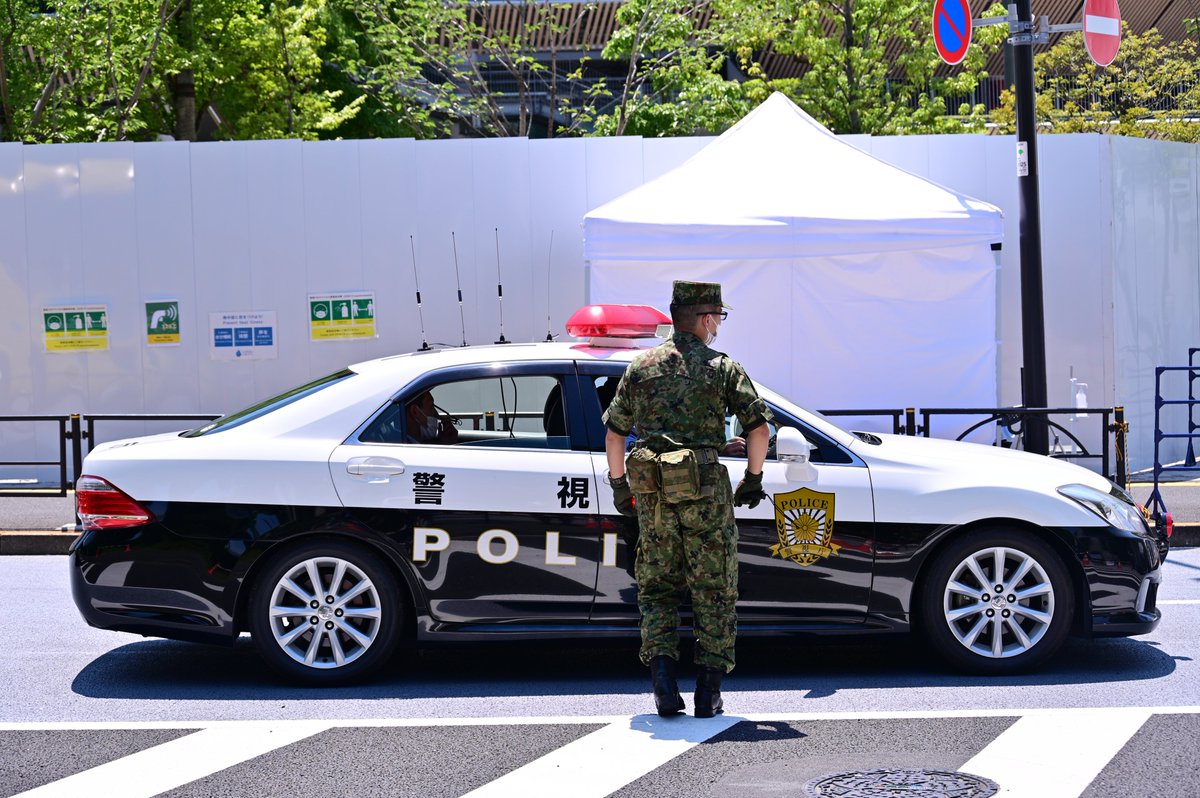 ゴーストップ事件を思い出す 警視庁のパトカーを自衛隊がチェックする光景が見られるのは今だけだ Togetter