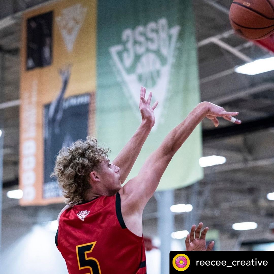 UStarsse's tweet photo. #TBT Posted @withregram • @CreativeReecee The #Future looks bright!
•
•
#3SSB @adidas3SSB
•
•
#Thankful #CreativeRebel #Family #3StripeLife #adidas #Basketball #TheFuture https://t.co/oYYgb2byNj