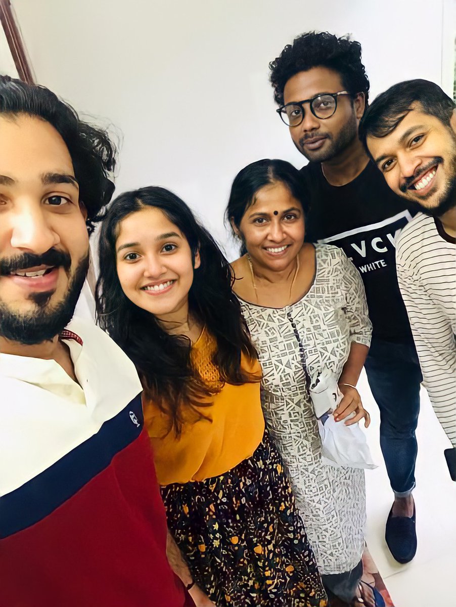 AnikhaTimes's tweet photo. #AnikhaSurendran #family #PhotoMode https://t.co/PekTIrgTDU