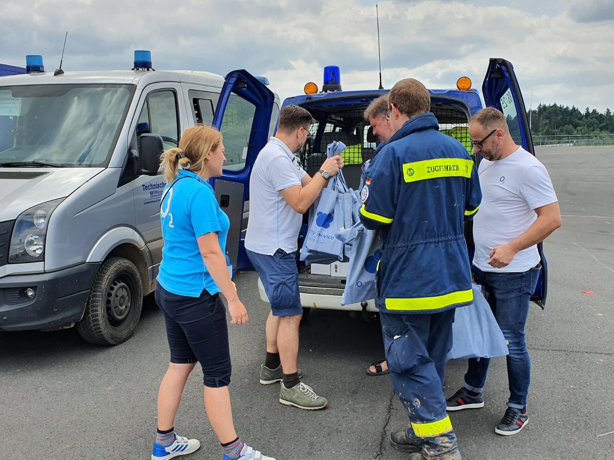 telefonica_de's tweet photo. Einige unserer @o2de Kollegen:innen unterstützen seit einigen Tagen auch am Nürburgring. Sie packen im Lagezentrum der #Flutkatastrophe mit an und verteilen Powerbanks, Ladekabel und Wasserflaschen an Flutopfer und Hilfskräfte #Hochwasser https://t.co/2NhDNvDXfC