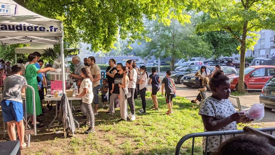 Berthaudiere's tweet photo. La Caravane de l'été s'est installée au prainet ce soir avec des animations musicales, créatives et sportives ! Certains nous suivent de quartier en quartier c'est génial ! MERCIIIIII 
🍿🎞️250 personnes au cinéma en plein air ce soir ! https://t.co/vmTGnd5h12