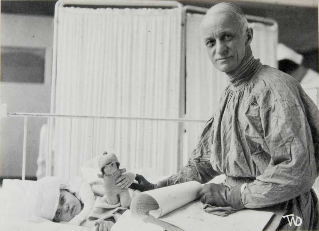 StoriaMedicina's tweet photo. "A physician is obligated to consider more than a diseased organ, more even than the whole man - he must view the man in his world".
[Harvey Cushing, 1869-1939]
#WorldBrainDay 
#histmed #medicine #neurology #brain #historiamedica #medizin #histoire #scienza #surgery #chirurgia https://t.co/zjIpMZueL1