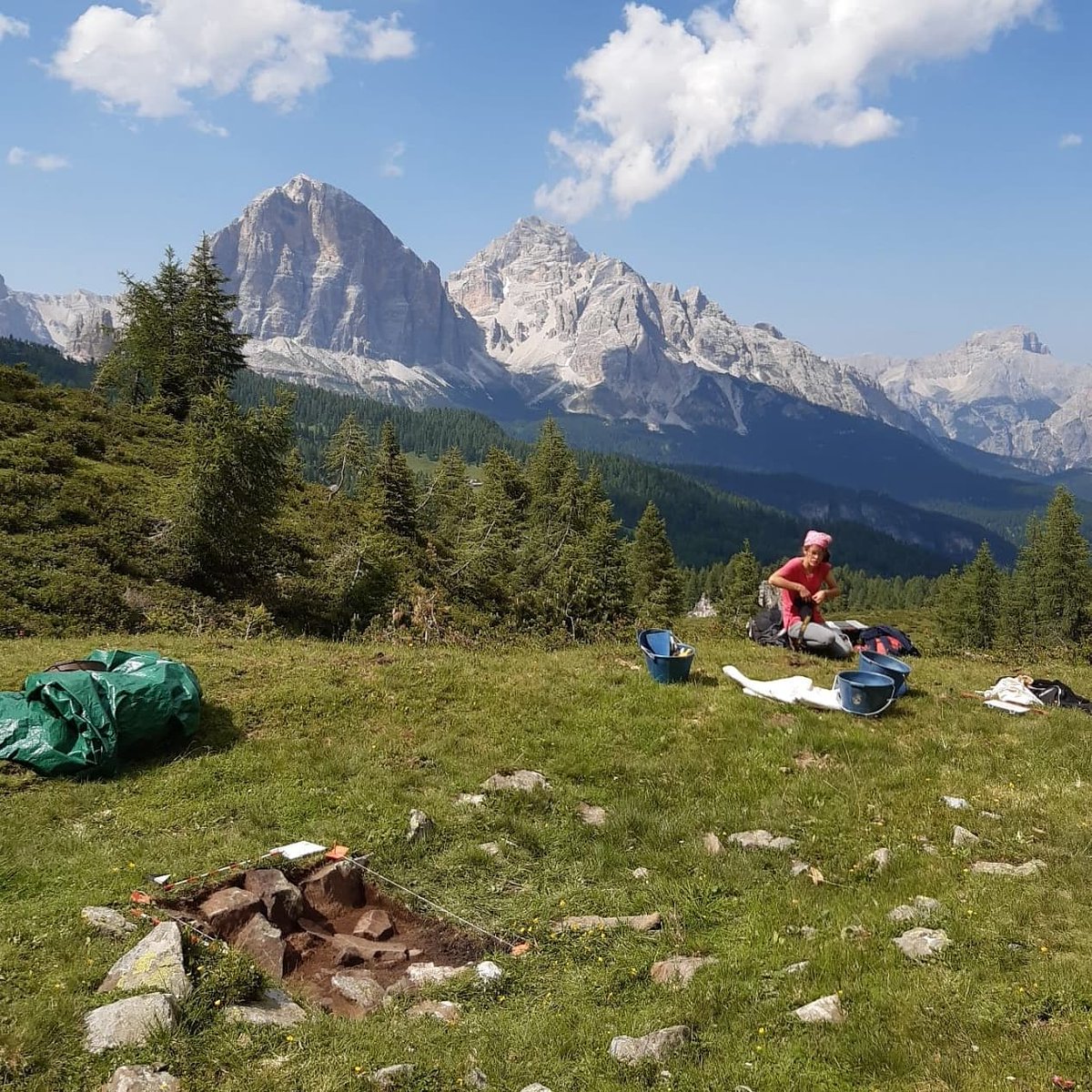 Lab_Bagolini's tweet photo. Esce il sole ☀️e anche noi usciamo dal Riparo! Abbiamo aperto un nuovo sondaggio a 2100 m nei pressi di una struttura in pietra a secco.
#passogiau #dolomiti #dolomitibellunesi #archeology #altaquota @UniFerrara #uniNapoli https://t.co/nKkuQF4IcL