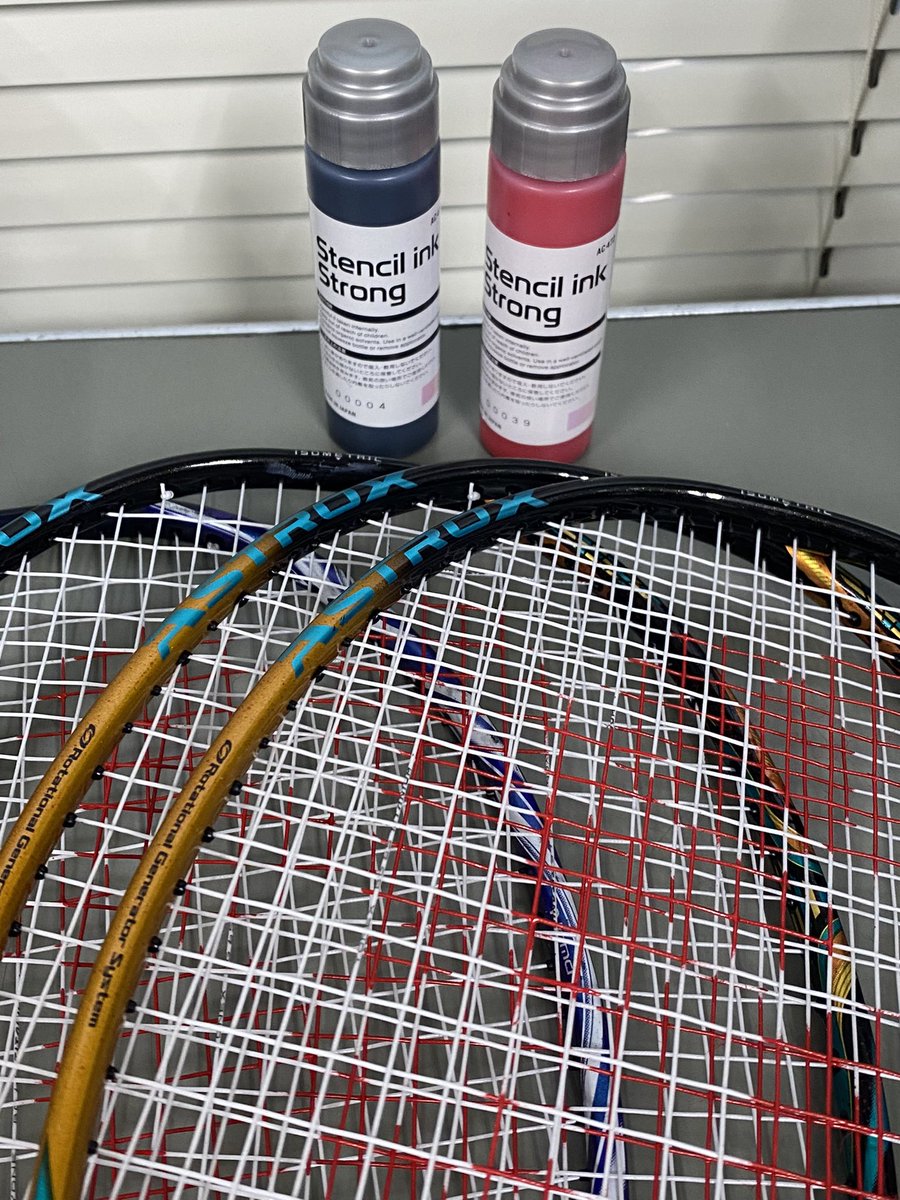 KING_11Ryo's tweet image. ヨネックスの新しいステンシルインキが塗りやすい〜😆
赤が明るく見える‼️

#AC472
#ステンシルインキストロング
#神の手（自称）