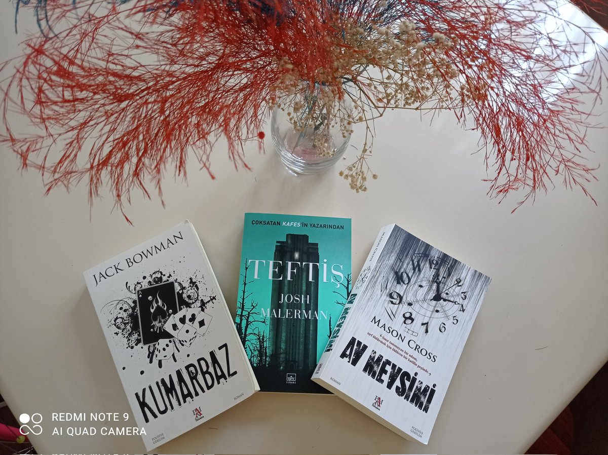 Bir kitap kurdunun kalbini nasıl kazanacağınızı biliyorsunuz sevgili dostlar..... İyi ki varsınız, çok teşekkür ederim 🙏Pijama partisine bekliyorum 💃💃💃💃