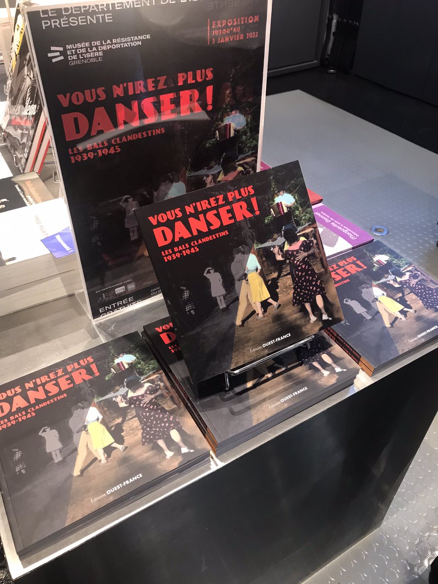 MRDIsere's tweet photo. Jusqu’au 3 janvier 2022, venez découvrir ou redécouvrir l’exposition temporaire « Vous n’irez plus danser ! Les bals clandestins 1939-1945 » ! 💃🏼 🕺🏼

Retrouvez le catalogue d’exposition à la boutique du musée ou sur le site internet 📚 https://t.co/ioayByYym1