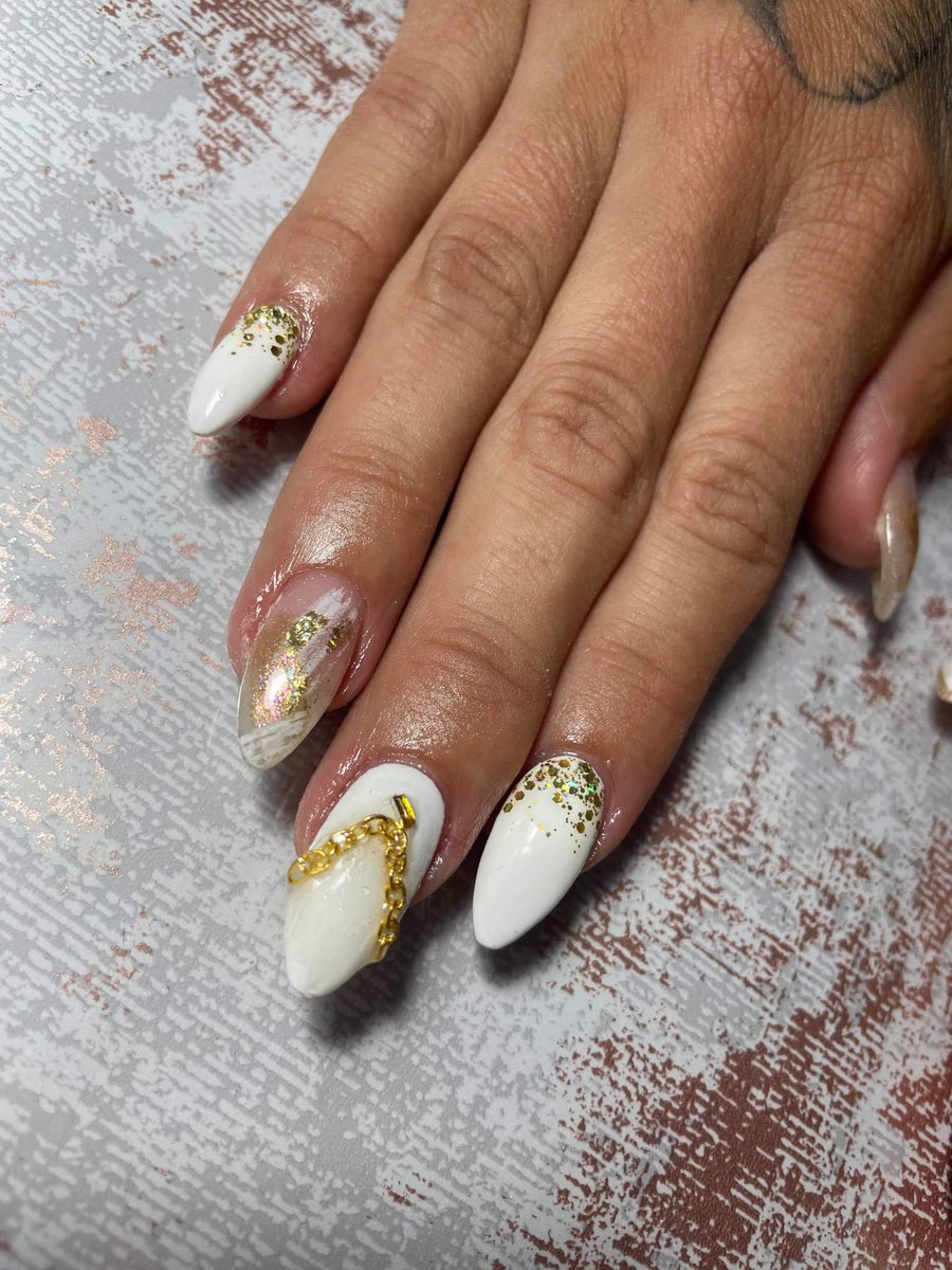cpowell666's tweet photo. My streets nails with gold chain and lighter #madeready #21stjune @MADEfestival @mikeskinnerltd https://t.co/rihJZIKy93