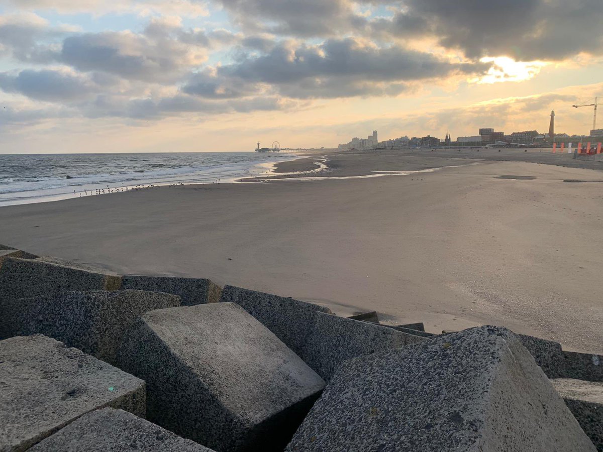 If you know you have a busy laptop day ahead, you better get up early and enjoy the outdoors while you can. So we got up at 6am and went for a long walk by the beach, our front yard as we call it. Ended the walk with a swim in the fresh sea. #thisisthehague