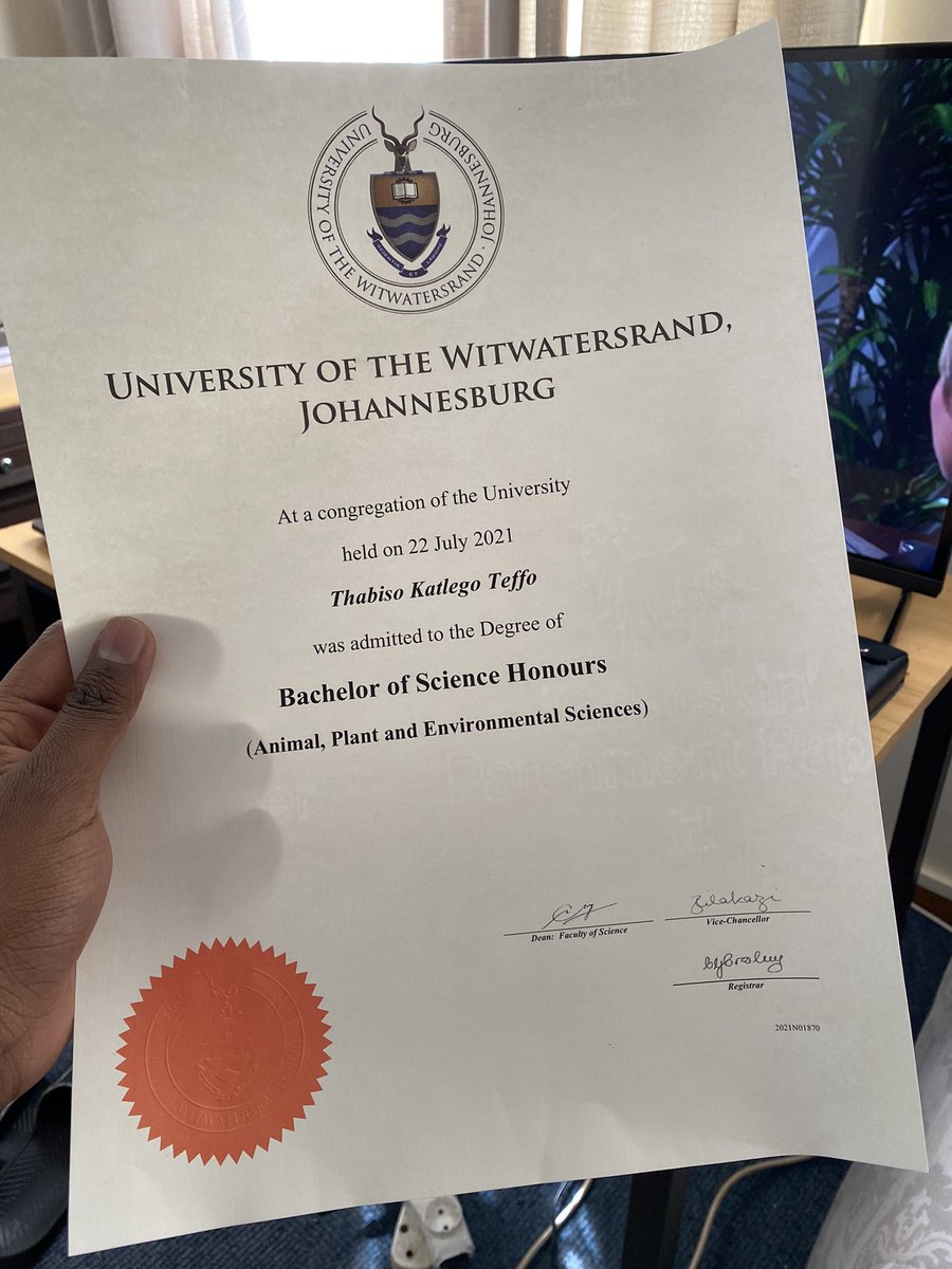 Kat_not_basic's tweet image. My first Wits degree has finally arrived 🙂🙂 Edge: conquered 👨🏾‍🎓🥳 #WitsGrads #WitsieforLife