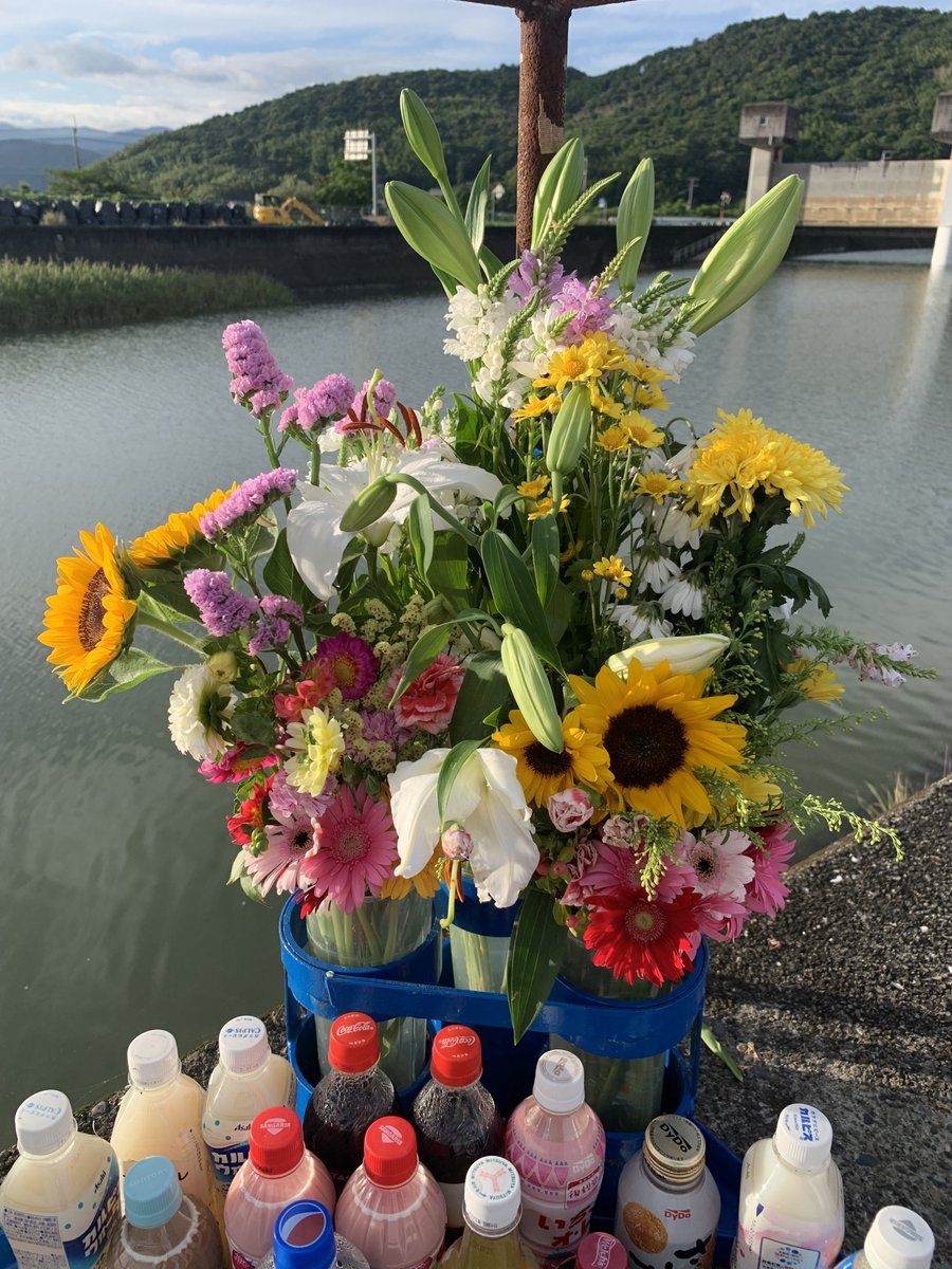 Hirohina6's tweet photo. #高知県小学生水難事故 

お疲れ様です

岡林です。

先程やっと献花の交換に行けました。
夕方なのにこの暑さ...
暑さに強いはずの菊もフニャフニャになってます...

支援して頂いている皆様。
今日は手を合わせて頂きありがとうございました。

引き続きご支援宜しくお願いします。

#team_hinakun https://t.co/lAELikPnYH
