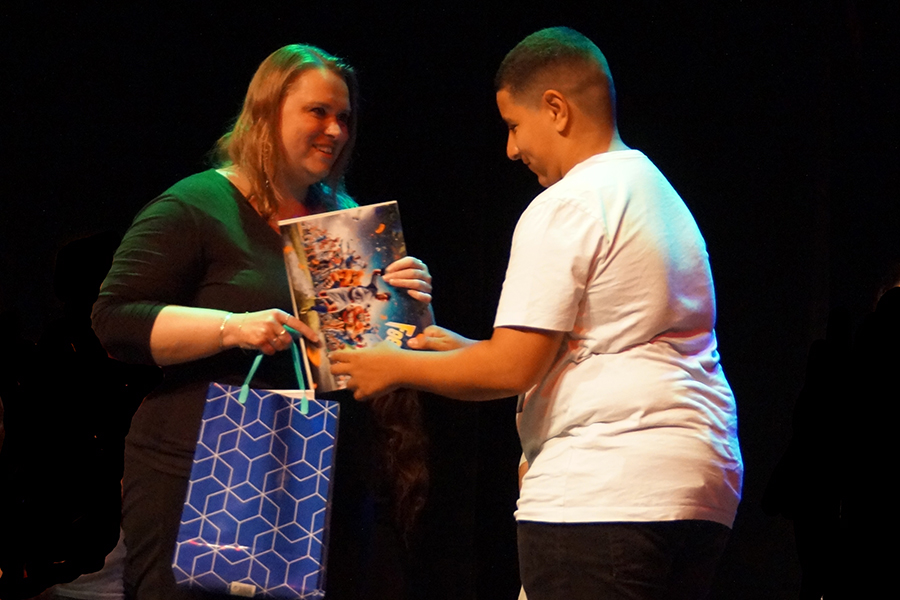 In de <a href="/poorterij/">De Poorterij</a>  hebben we gisteravond met alle groep 8 leerlingen, hun ouders en leerkrachten genoten van de musicalfilm Strafkamp, waarin ze zelf allemaal een rol speelden. Daarna sprak juf Nadia elke leerling persoonlijk toe. Van juf Mara ontvingen ze een goodiebag. Trots!