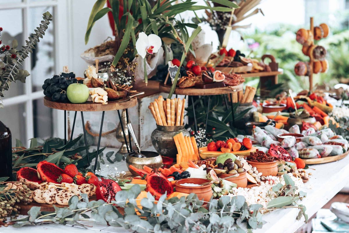 Adios antipasto board &amp; cya charcuterie 👋 now, it's all about the grazings! Here are 5 expert styling tips to make your grazing platter pop 👉 bit.ly/3hSaBMw