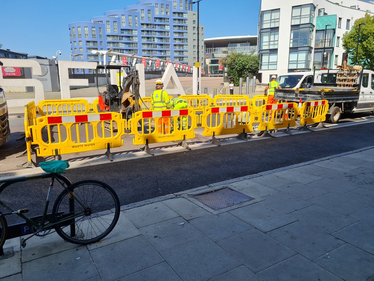 dingwall_matt's tweet photo. More disruption to our business. This is the 3rd time they have dug Drayton Park up because they can't get the drainage issues right. Utter incompetence.
#islingtoncouncil https://t.co/woQVdjTyaH