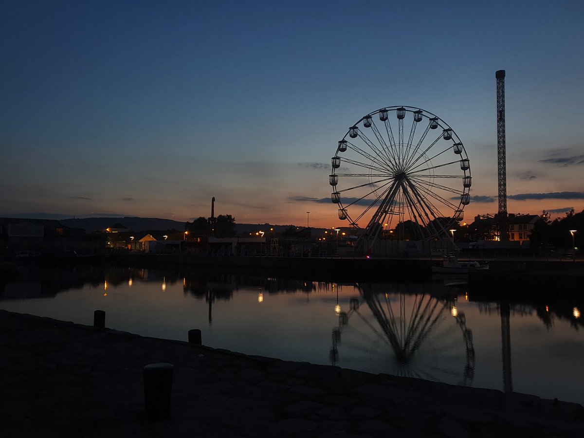 pug206chic's tweet photo. Stunning sunset over the fair last night. The colours were amazing and the reflections were clear. Our wee country really can be beautiful when the weather plays ball #castle #planetfun #bigwheel #fireysky #sunset #pierviews #SummerNights #reflections #carrickfergus @barrabest https://t.co/dwdvS3Ux2x