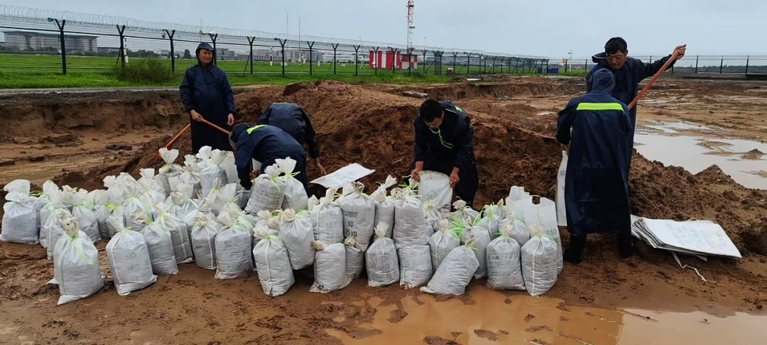 CCCCLTDofficial's tweet photo. #CCCCInAction On July 20th, extremely heavy #rainfall hit central China’s #Henan, causing heavy casualties and property losses. CCCC’s units there took immediate actions to help local authorities with disaster relief work.💪 https://t.co/tImz3dFntz