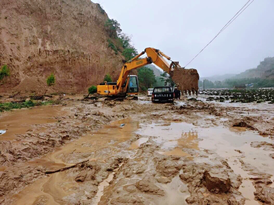CCCCLTDofficial's tweet photo. #CCCCInAction On July 20th, extremely heavy #rainfall hit central China’s #Henan, causing heavy casualties and property losses. CCCC’s units there took immediate actions to help local authorities with disaster relief work.💪 https://t.co/tImz3dFntz