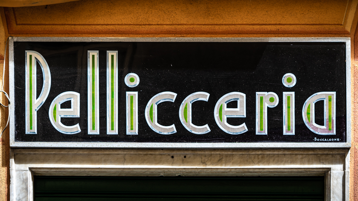 WorldTypography's tweet photo. Signs of Genoa, part 3:
Green and silver (plus, dig those flattened ‘e’s).
#TypeInGenoa #WorldofType https://t.co/uoTC28lFiP