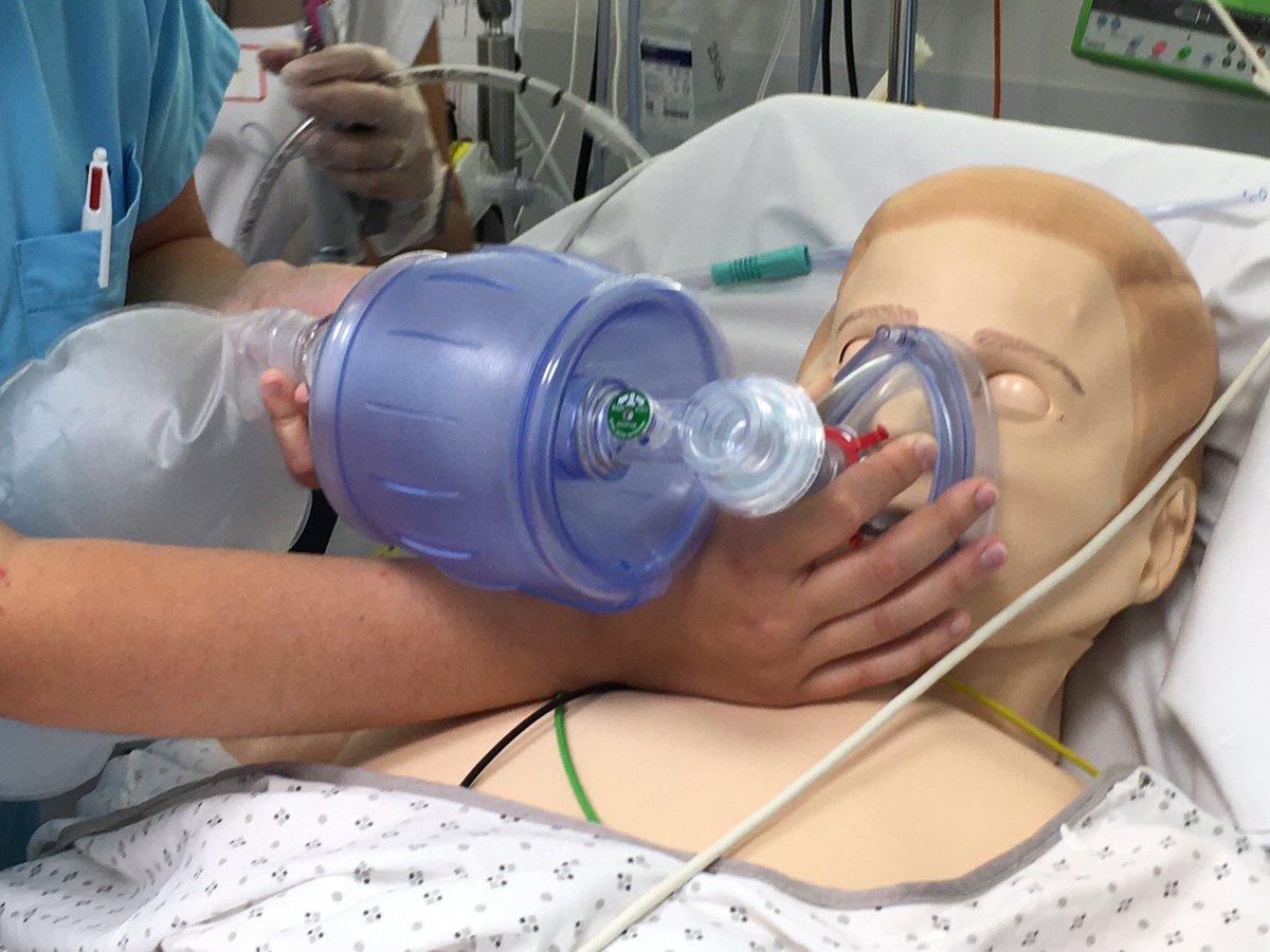 Nikal_ECGE's tweet photo. La #simulation, c’est une formation experientielle basée sur le principe de l’apprentissage par l’erreur. Aujourd’hui, Travail d’équipe des pro de l’urgence en in-situ. #ABSLab @UnivPoitiers @CHU_de_Poitiers #ChooseDESMU https://t.co/fHouUhyukE