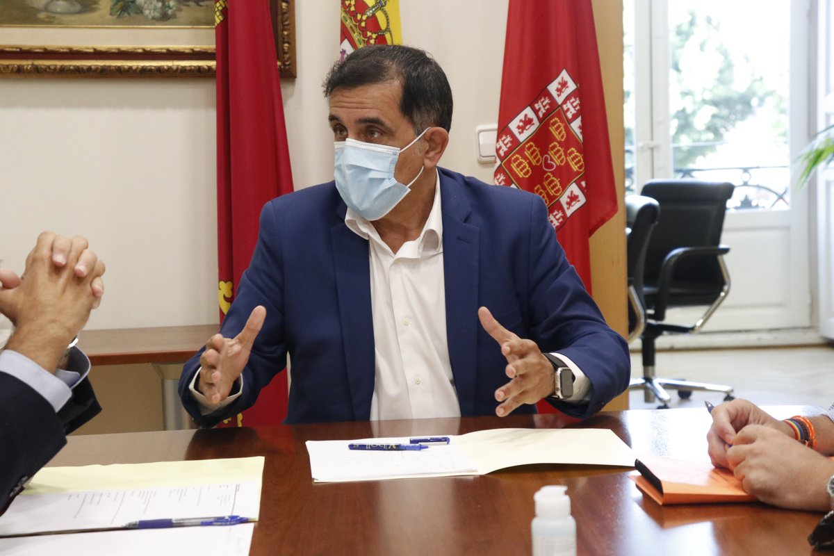 Puesta en común con la <a href="/chsriosegura/">Confederación Hidrográfica del Segura</a> de los diferentes temas pendientes referentes al cauce del río.
Seguimos avanzando en la limpieza, las obras del puente accidentado en El Raal y la recuperación de los meandros para que los vecinos y vecinas de Murcia puedan disfrutarlos.