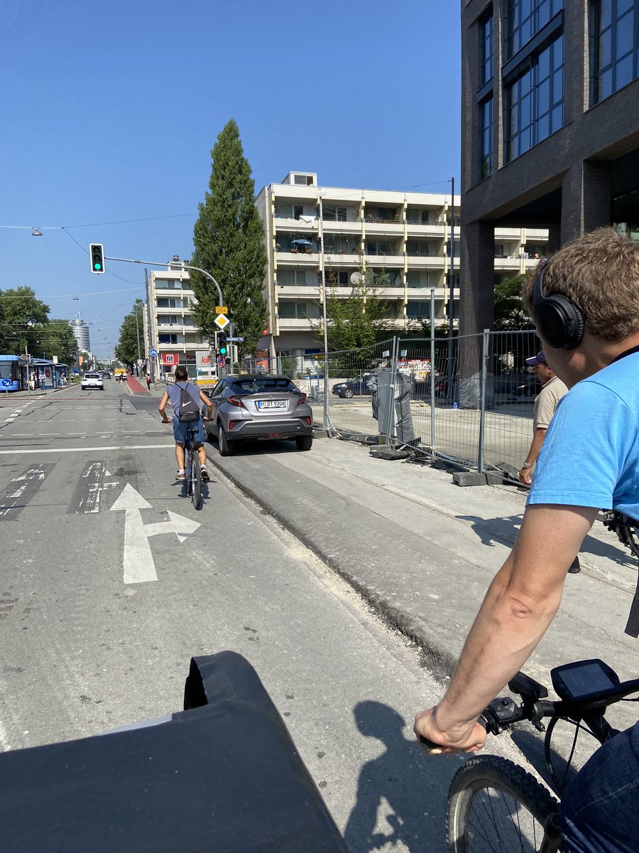 isargirl's tweet photo. Und für diese dumme Bratze! Und für die Autofahrer, die sich hinter mir einen abhupen! 
#runtervomradweg https://t.co/Cw5QHZ0Nfl