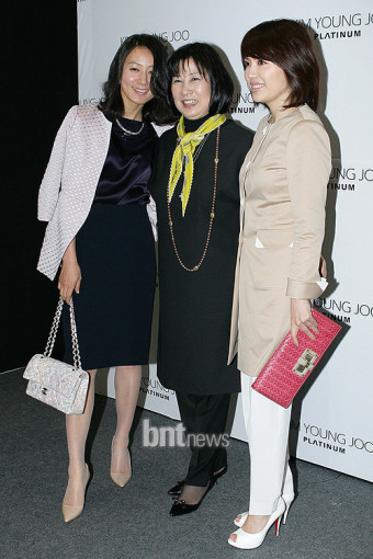 winemasillae's tweet photo. 서울패션위크 ㅡ 김희애, 김영주 & 하희라 💫
#KimHeeAe #KimYoungJoo #HaHeeRa https://t.co/BYheOU4CwR