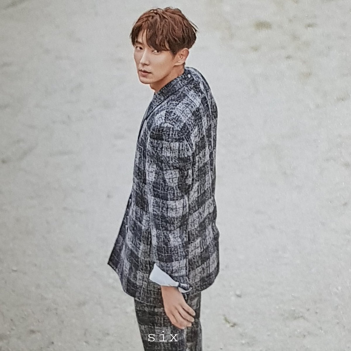 six_yunyoung's tweet photo. 오랜만에 보는 오키나와 화보💓
물이 옆에 있으면 뛰어들고 싶다..
롸잇나우! 

#이준기 https://t.co/POwNRiaIGq
