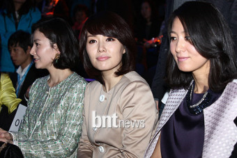 winemasillae's tweet photo. 서울패션위크 ㅡ 김희애, 김영주 & 하희라 💫
#KimHeeAe #KimYoungJoo #HaHeeRa https://t.co/BYheOU4CwR