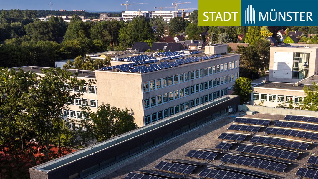 muenster_de's tweet image. Die #Photovoltaik-Anlage auf dem Dach der neuen Sporthalle am Pascal-Gymnasium ist fertig. Sie soll nach den Ferien in Betrieb gehen und die gesamte Schule mit Strom versorgen. Zusätzlich wird das Dach begrünt und wirkt so temperaturausgleichend und als Regenwasserspeicher.