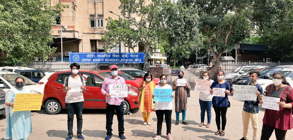 ActivistSukhpal's tweet photo. #BREAKING 
#CBSE12thPrivateStudents , parents @ActivistSukhpal protest outside #CBSEHeadquarters 4 cancellation of exams. 
@anubha1812 @AdvMamtaSharma @Architguptajii @NidhiTanejaa @pri_kandpal @DrAsh_Mahendra @JatinPaul @s_banchariya @Shrads_chettri @Iftikharfariha 
#WakeupCBSE https://t.co/LRKtCGISvp