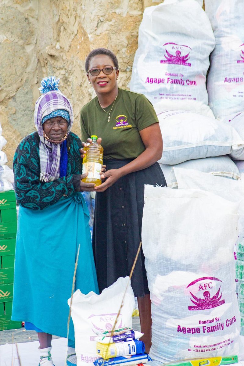 care_agape's tweet photo. “In a time such as this it is critical that our elderly citizens stay at home with adequate food and cleaning supplies, safe and with their dignity.” @ruthmakandiwa
#DomboshavaDonation #FoodRelief #LivelihoodsProgram #AgapeFamilyCare #RuthEmmanuelMakandiwa https://t.co/TuuWWm9NdA
