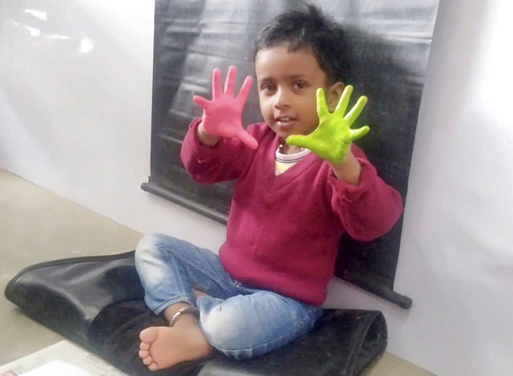 GoswamiRupali's tweet photo. We at @stc_india allow children time o explore their imaginary world by encouraging #Art & #Craft as to part of daily learning! A child from #Karnataka shares his colourful hands with so much of pride! #LearningContinuity #RoghtToCreativity #RightToJoy #imagine https://t.co/naTT9fVi81
