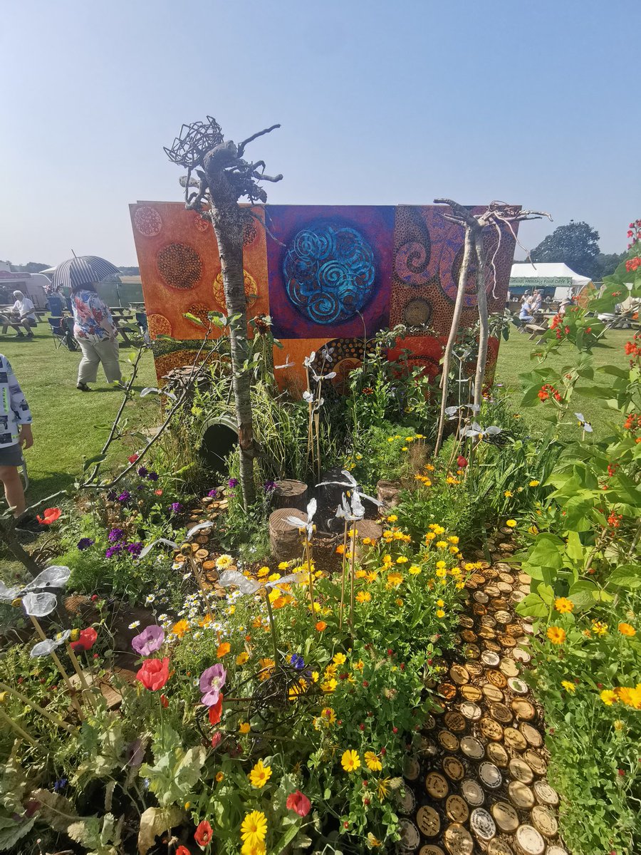 emma_hutcheson_'s tweet photo. If any of you are at Tatton flower show today look out for @mill_view garden. So proud of my gorgeous school.  @diamondhill2012 @RHSSchools

#gardening #rhstatton #tatton https://t.co/abOPNSNTTY