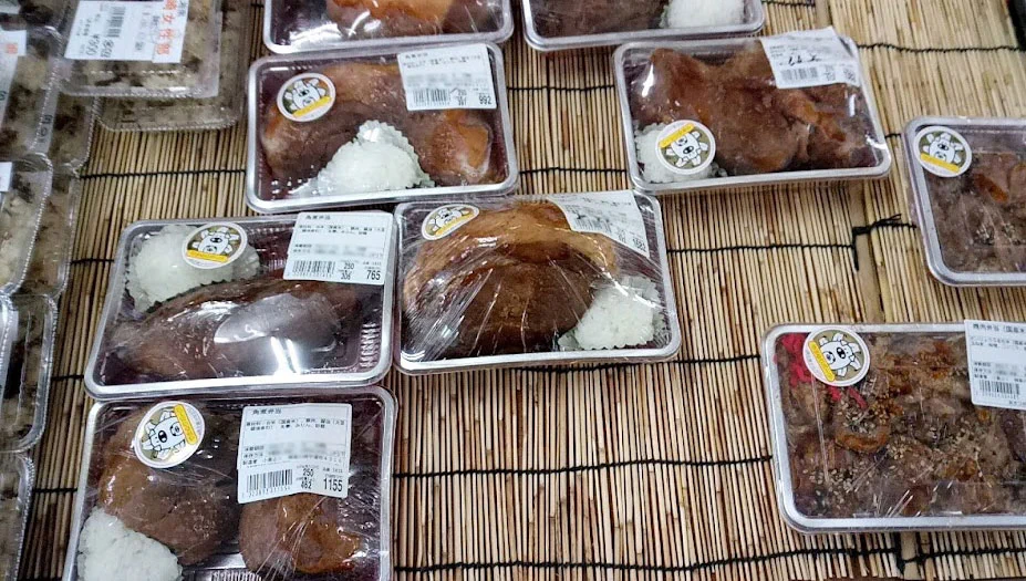 一口ほどのご飯しか入っていない！？インパクト大の角煮弁当が話題に！