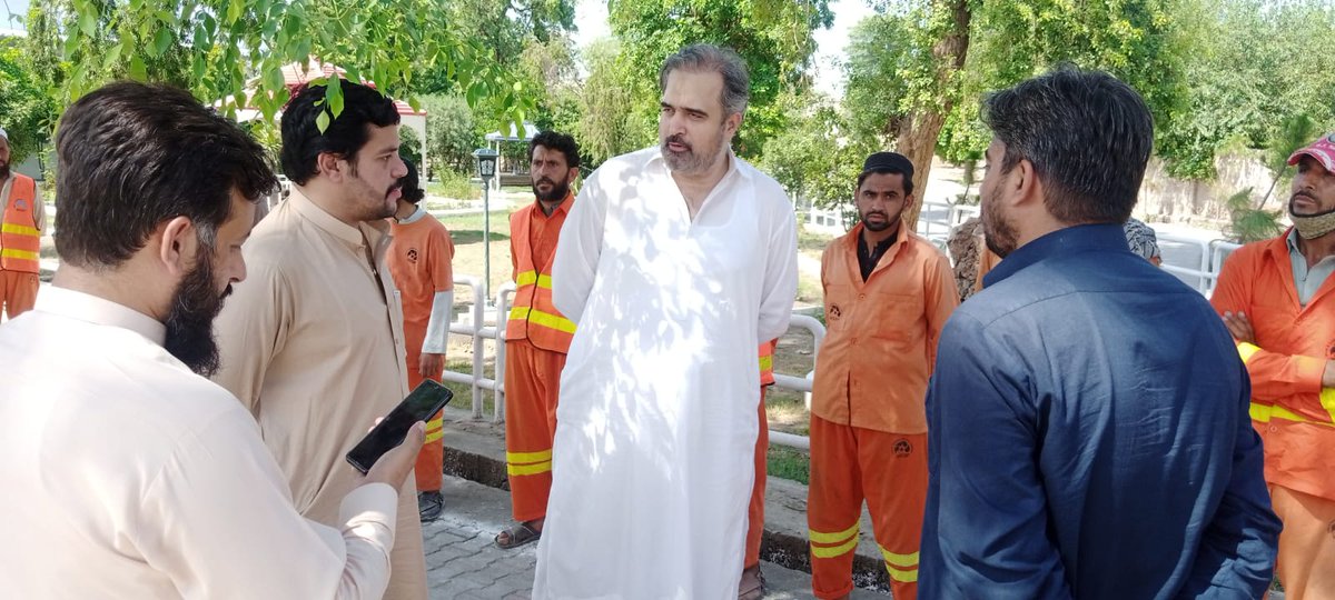 wsspofficial's tweet photo. MNA @saarbab #NA30 #PK73&PK74&75 after inspecting #EidAlAdha2021 cleanliness operations meeting & appreciating sanitory workers at Zone-C. #WSSP https://t.co/Wf06ihvRa2