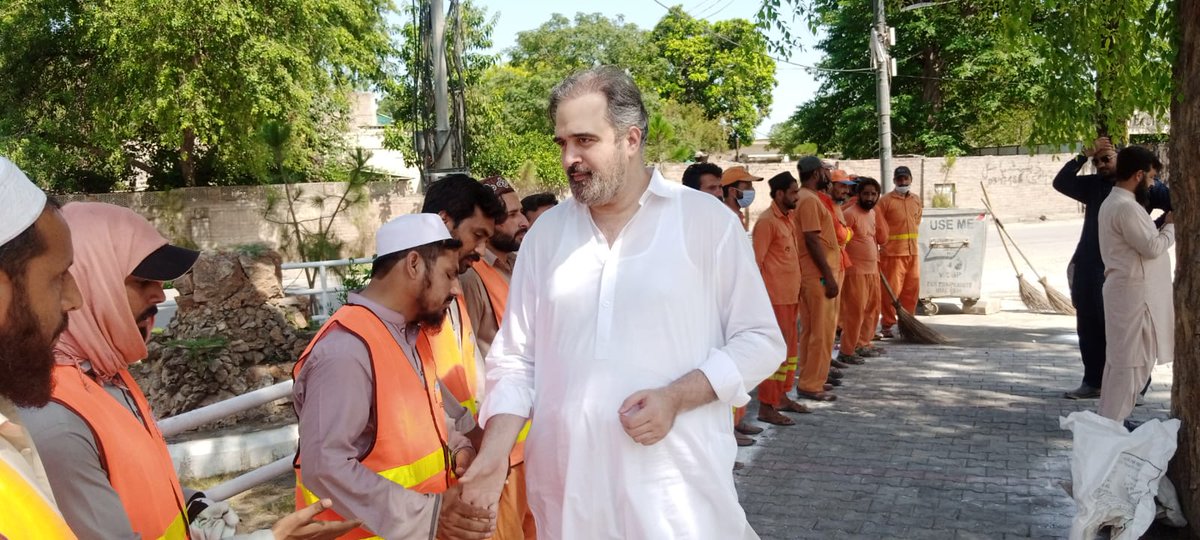 wsspofficial's tweet photo. MNA @saarbab #NA30 #PK73&PK74&75 after inspecting #EidAlAdha2021 cleanliness operations meeting & appreciating sanitory workers at Zone-C. #WSSP https://t.co/Wf06ihvRa2