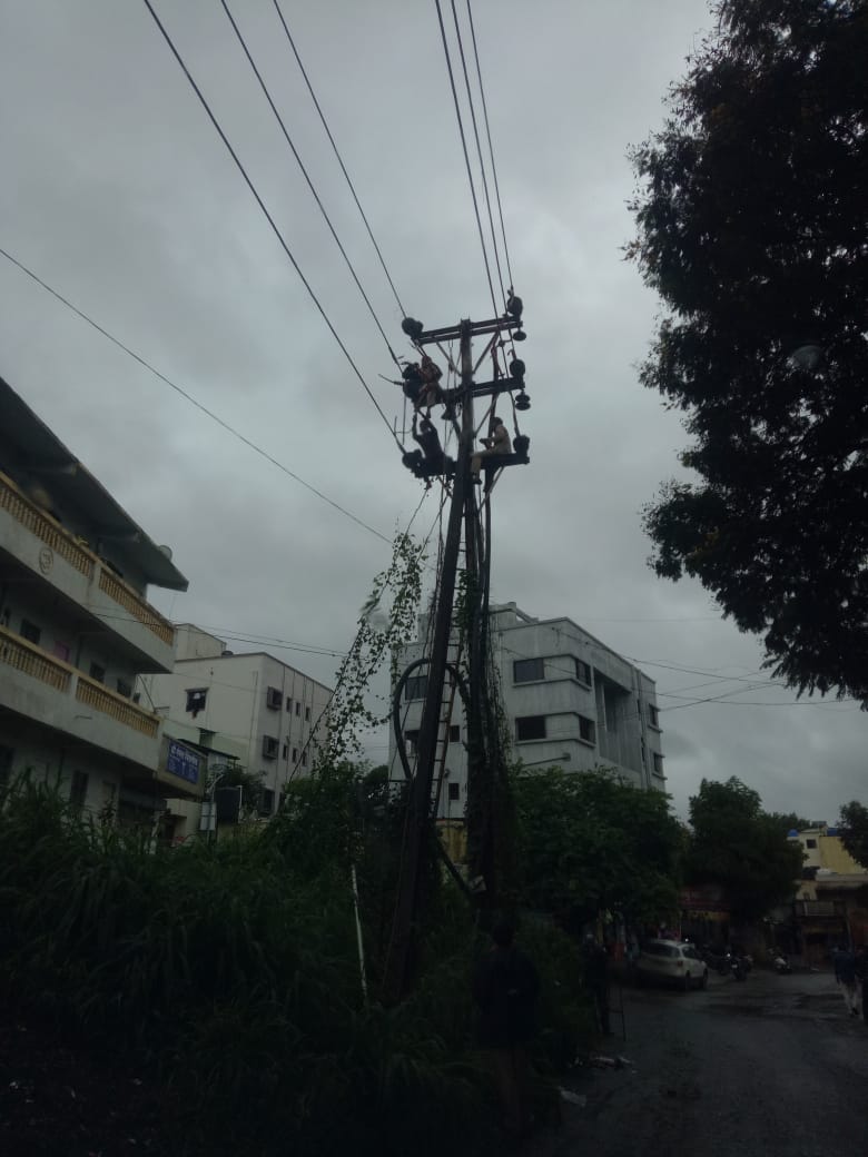 Kirkatwadi Development Forum (@kirkatwadiforum) on Twitter photo Kudos to these <a href="/MSEDCL/">Maharashtra State Electricity Distribution Co. Ltd</a> wiremen for discharging their duties to resume the electricity supply in and around #Kirkatwadi amid heavy rains. #SinhgadRoad #Pune.
<a href="/NitinRaut_INC/">Dr. Nitin Raut 🇮🇳</a>
<a href="/CMDMSEDCL/">OFFICE OF CMD MSEDCL</a> <a href="/MSEDCL_GKUC/">segkucpune</a> Kudos to these <a href="/MSEDCL/">Maharashtra State Electricity Distribution Co. Ltd</a> wiremen for discharging their duties to resume the electricity supply in and around #Kirkatwadi amid heavy rains. #SinhgadRoad #Pune.
<a href="/NitinRaut_INC/">Dr. Nitin Raut 🇮🇳</a>
<a href="/CMDMSEDCL/">OFFICE OF CMD MSEDCL</a> <a href="/MSEDCL_GKUC/">segkucpune</a>