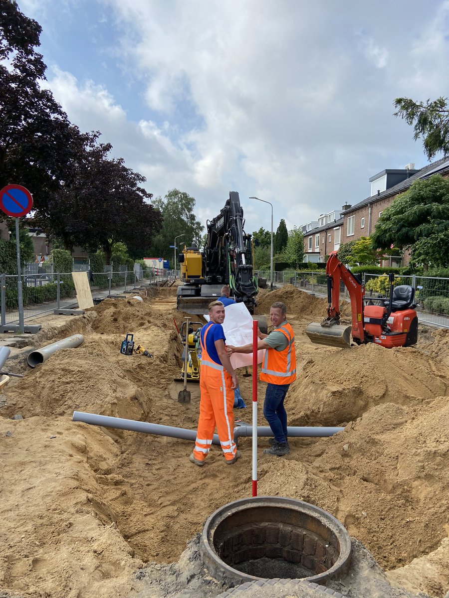 Verbouwing in de straat met vrolijke mannen #komkommernieuws