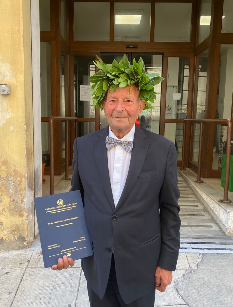 unipa_it's tweet photo. #UniPaPeople | Congratulazioni ad Angelo Censoplano che all'età di 89 anni ha conseguito la #laurea magistrale in “Compliance, Sviluppo aziendale e prevenzione del crimine” del Dipartimento di Scienze Politiche e delle relazioni internazionali (DEMS)

ℹ️ https://t.co/0NKnMKyqT0 https://t.co/qgyVcgrbXU