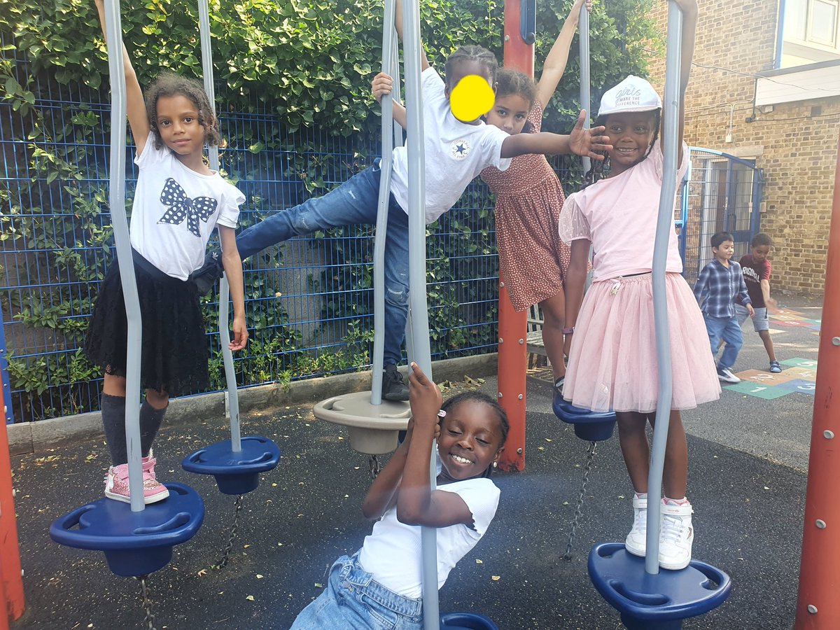 ststephensSW8's tweet photo. Just 'hanging around' 😄🌟 Year 2 having #funinthesun 🌞💙💛 #StStephensYear2 #summer #summerterm #summervibes #friendship #FriendshipGoals https://t.co/ImCeuhGzWk