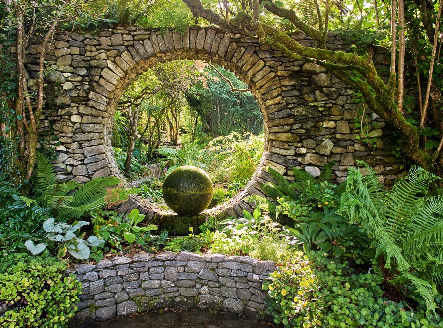 andreajonesphot's tweet photo. "The coolest plants for a shady garden".There's an art to weaving colour and interest into shadowy areas of your garden reported #ValBourne in @TeleGardening ,19 July.
Carl Wright, owner & designer of #CaherBridge #Gardens #Ireland in my #photograph , is a master of shade. 🌿 https://t.co/1w2aMI3D0x