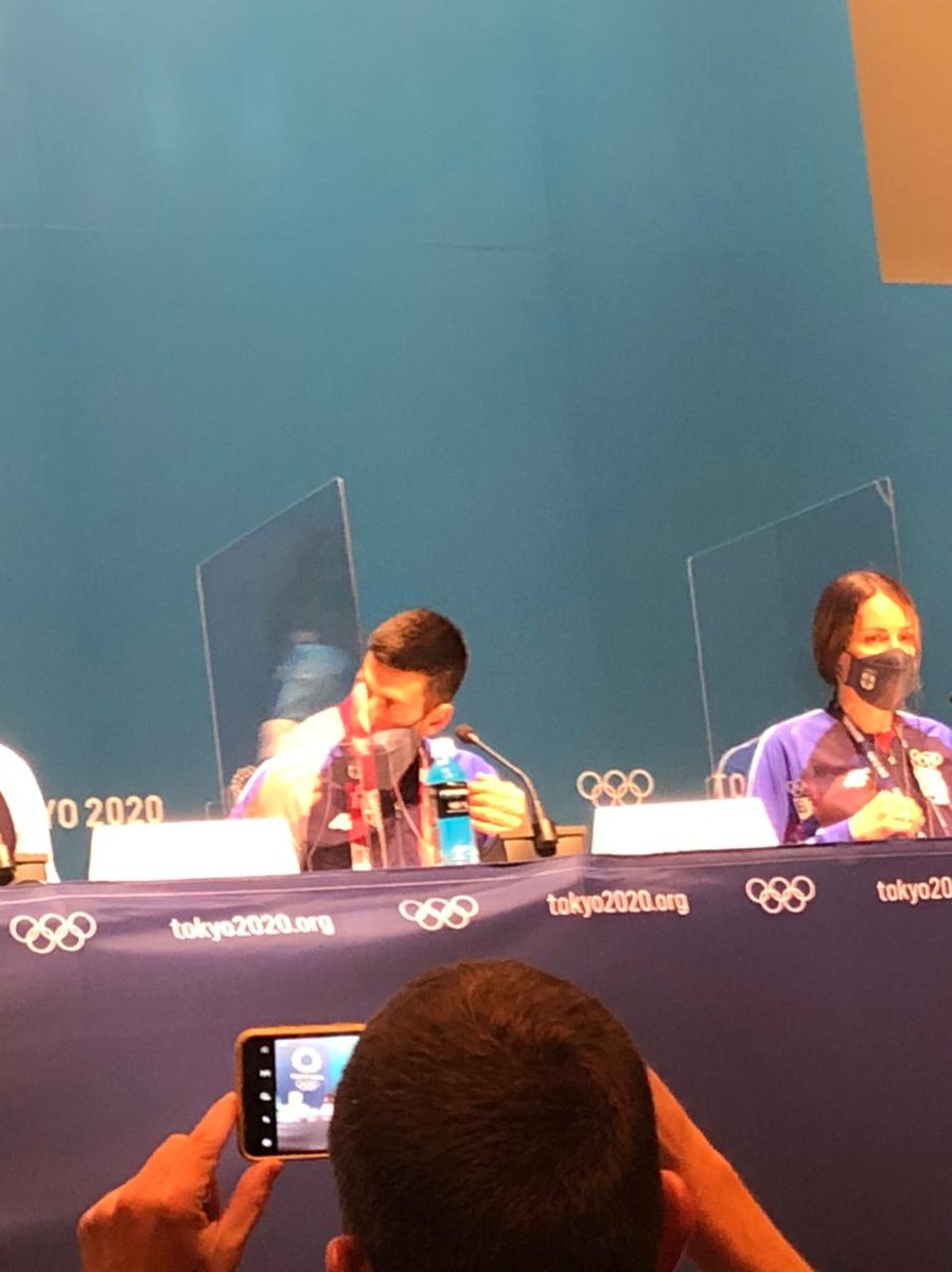 BiaaCesarini's tweet photo. Ele quis tirar a máscara na entrevista coletiva. Assim não, @DjokerNole ... #causou https://t.co/oBAwtWaHCt via @UOLEsporte @UOL #Olympics2021 #Tokyo2020 https://t.co/bgqvGJSvwg