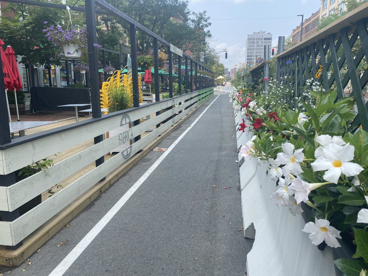 Now that’s a protected bike lane I’d like to ride in with my 7 yr old daughter or my 70 yr old father. @CambMA you’re doing it right! #protectedbikelanes #citiesforpeople