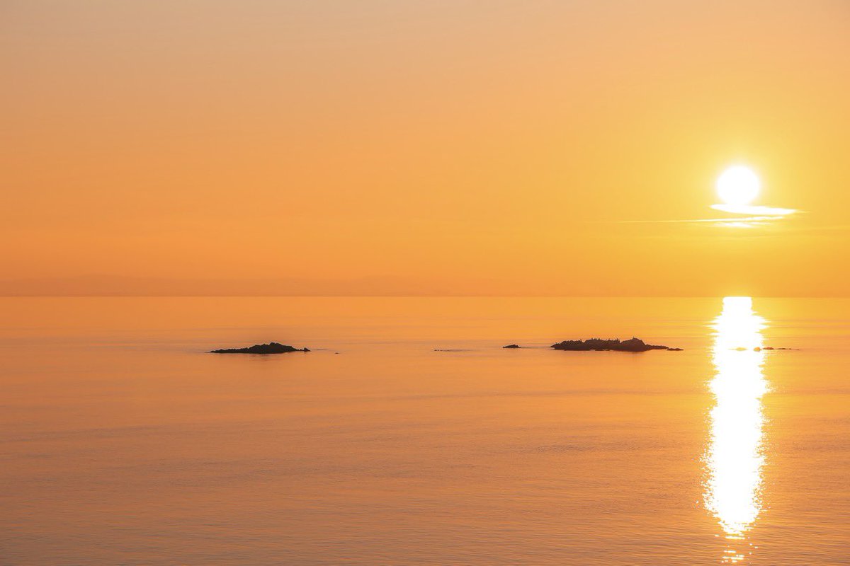 Beautiful and peaceful sunset 🌅 
Views from our beautiful terrace.

#hotelvistabella #elsbrancs #aroses #incostabrava #sunset #sunsetlovers #catalunyaexperience