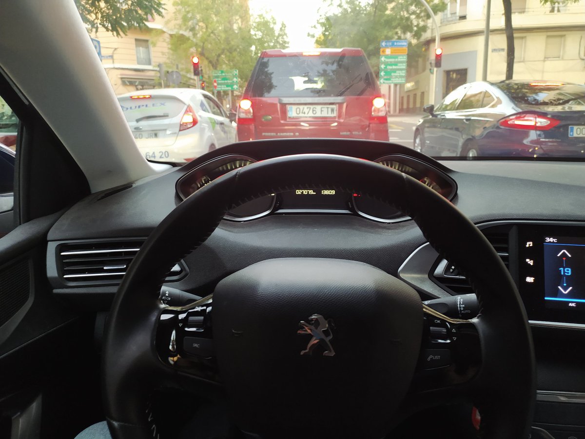 supernoriyuki's tweet photo. Como es posible que ocurra esto en un coche actual? No se puede subir mas el volante, y si lo bajo lo llevo en las piernas...... https://t.co/Ju0zp8B1Em