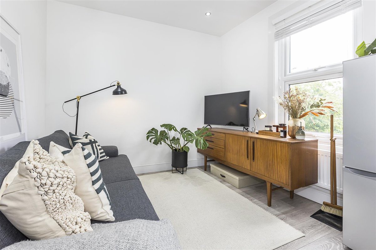 Estates_10's tweet photo. NEW PRICE - Moyers Road, E10 - Two Bedroom First Floor Maisonette - To Let - £1,300 pcm

https://t.co/sWr8kEuxt4 https://t.co/FXWikM3eHG