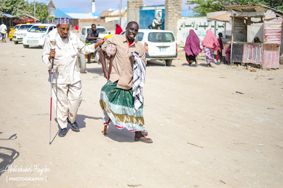 MohamoudFahmo's tweet photo. Nin curyaan ah ayaa ka caawinaya saaxiibkiis oo indhoola ah inuu ka gudbo waddada magaalada Kismaayo ee Soomaaliya. Dadnimo iyo deeqsinimo ayaa laga heli karaa meel kasta Soomaaliya.
#Somalia
@ShAbdiHersy @GigiJanaay @SomPundit @Riovice @hodansomali @HodoMure @yasmine_jamac https://t.co/OYpK6jjDVO