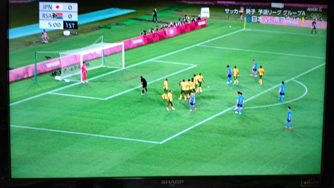 東京五輪 Nhk サッカー中継 カメラワークが下手すぎて見づらいと苦情 実況も 画面にボールは映っていませんが Nhkの映像でなくobsのカメラマンの映像だった 素人かよ まとめダネ